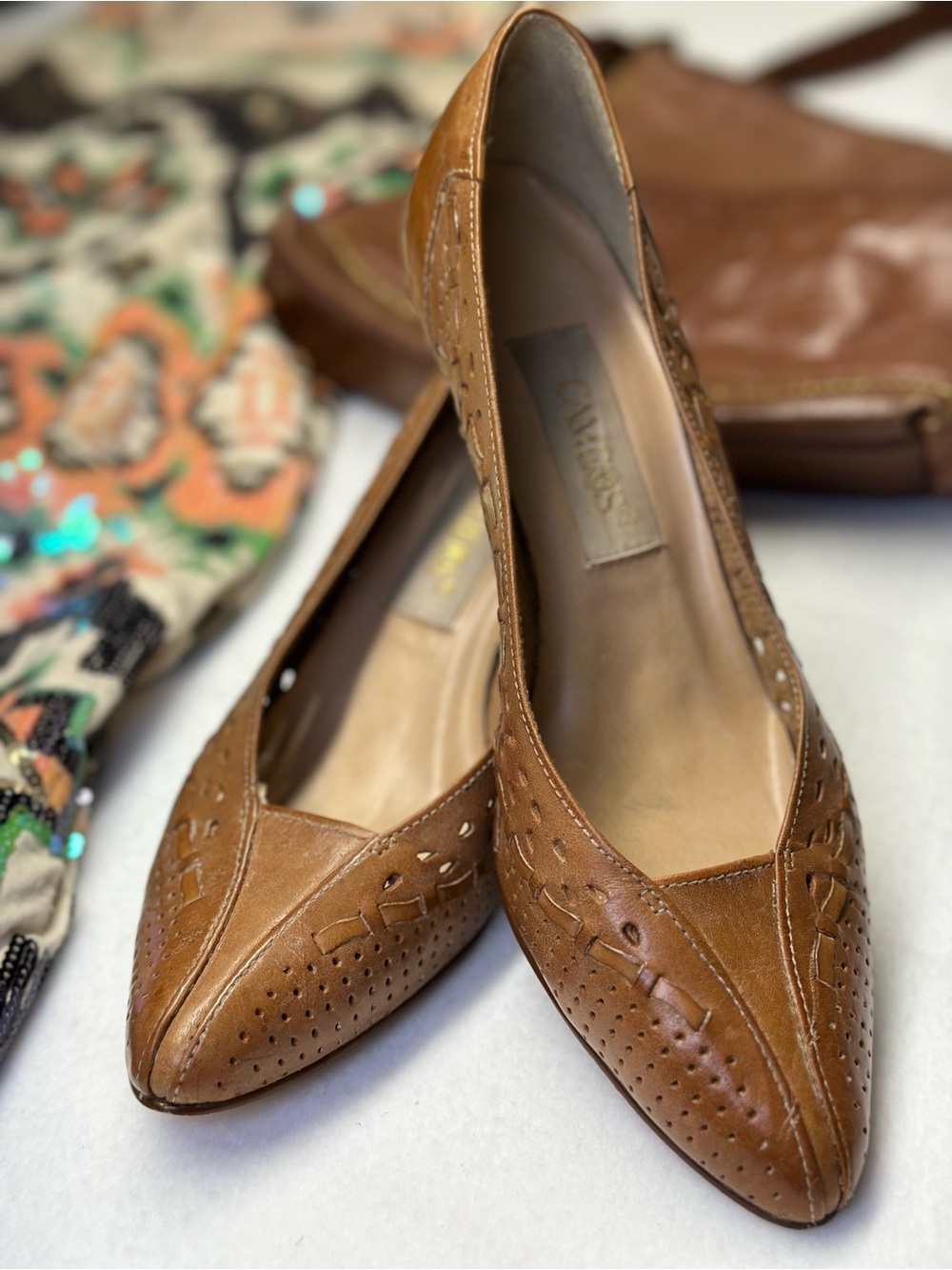 Vintage Women’s size 7.5 Kitten Heel Brown Leather Laser Cut Design Dress Shoe